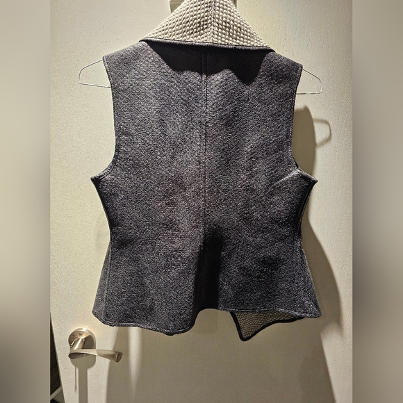 Vest- Medium - Picture 2 of 2